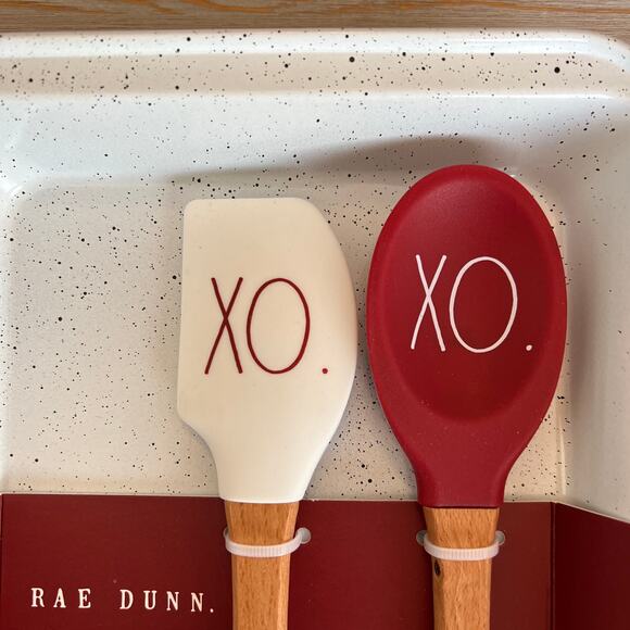 Rae Dunn Valentine's Day Themed XO Spatula and Baking Pan Set - NWT - Picture 2 of 4